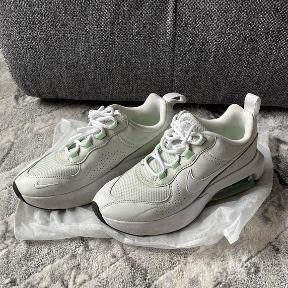 Nike Air Max in light green
Size: US 6 / UK 3.5 / CM 23 - Picture 6 of 7